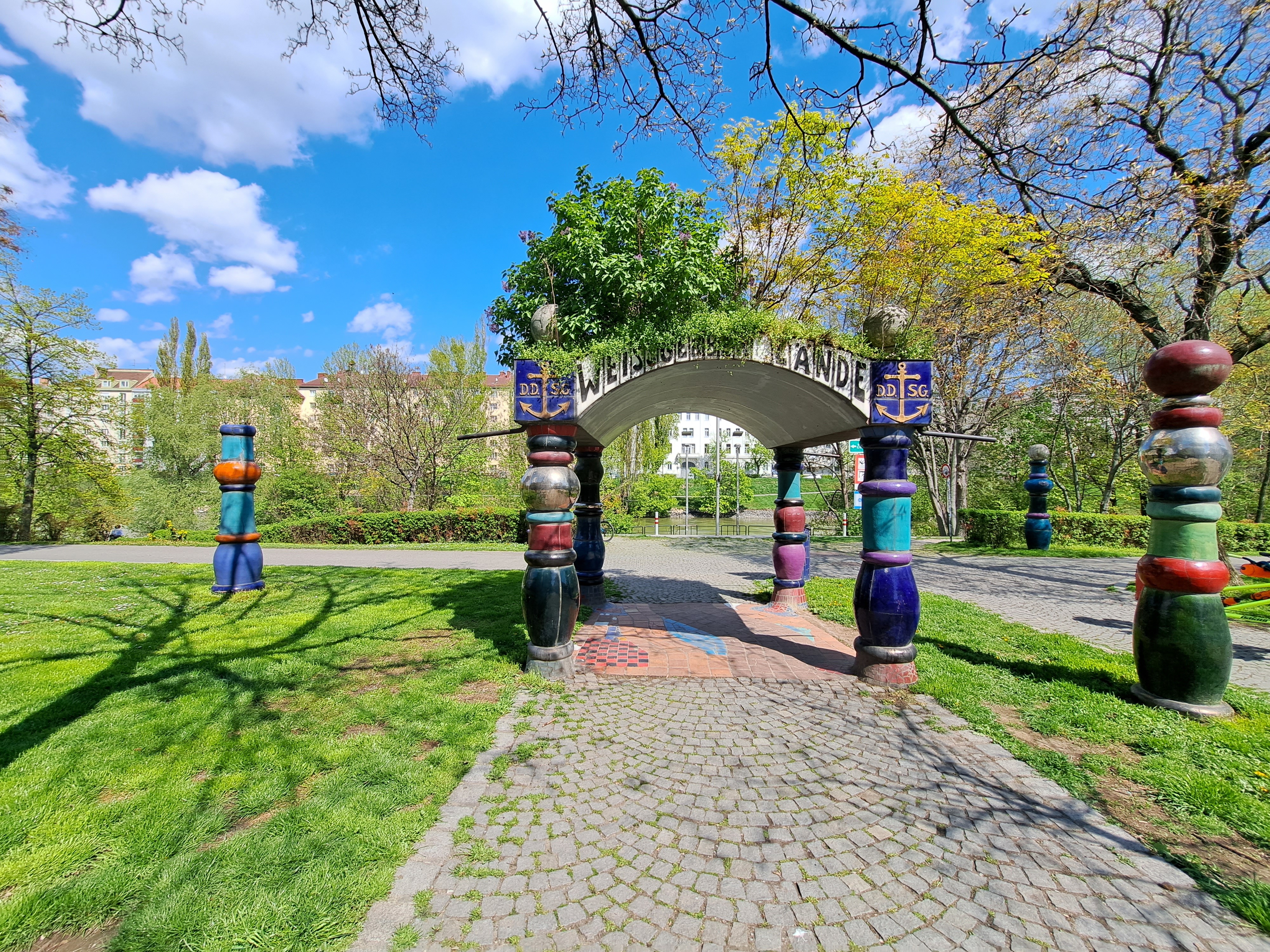 Bunte Säulen die einen Baldachin stützen auf einer Wiese