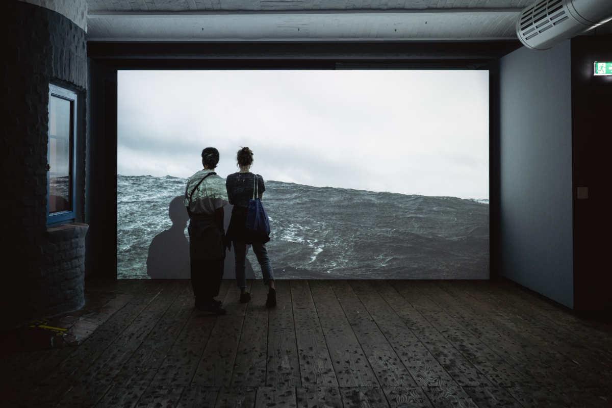 Zwei Personen vor einer Leinwand