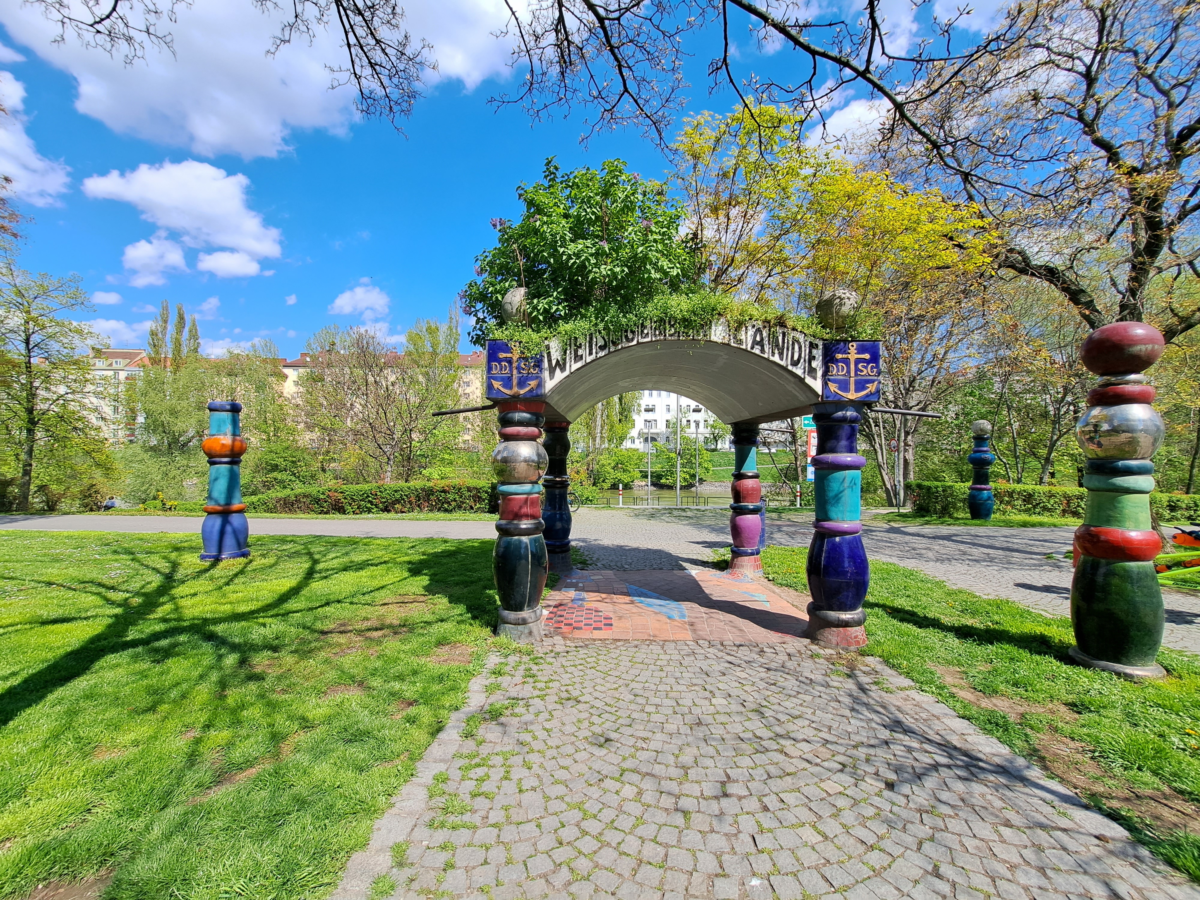 Bunte Säulen die einen Baldachin stützen auf einer Wiese