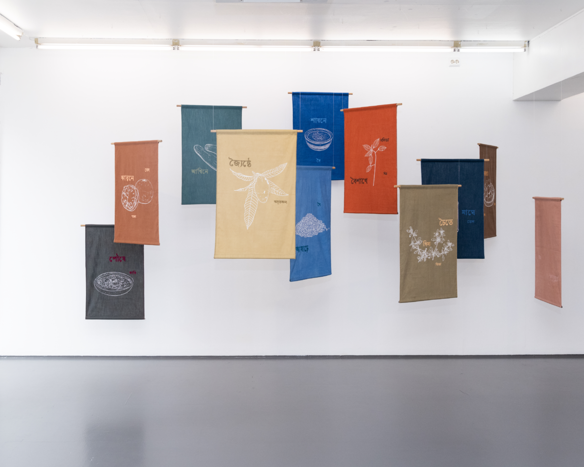 Bedruckte Stoffe von der Decke hängend