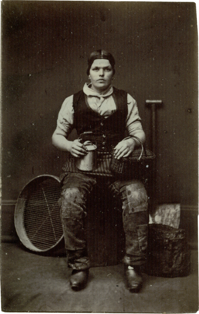 Foto as den 1860er Jahren von einer sitzenden Minenarbeiterin