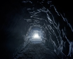 leerer, minenartiger Tunnel