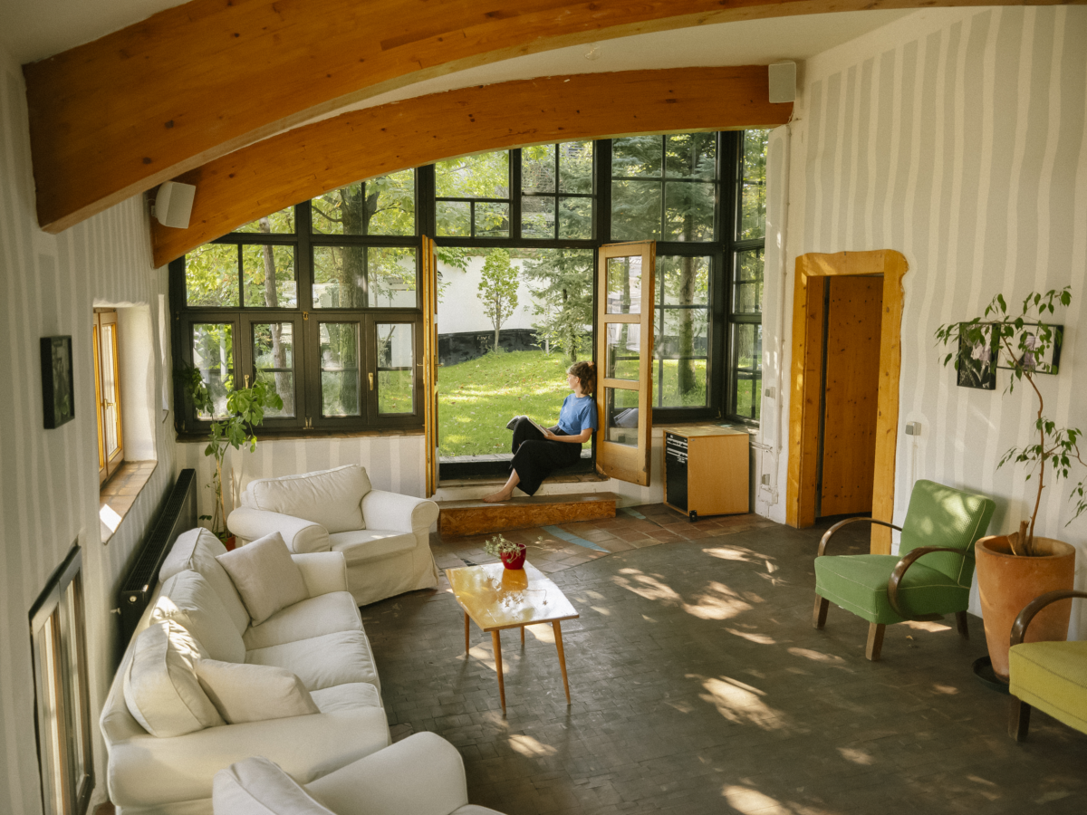 Sitzende Person in der Dachgeschosswohnung