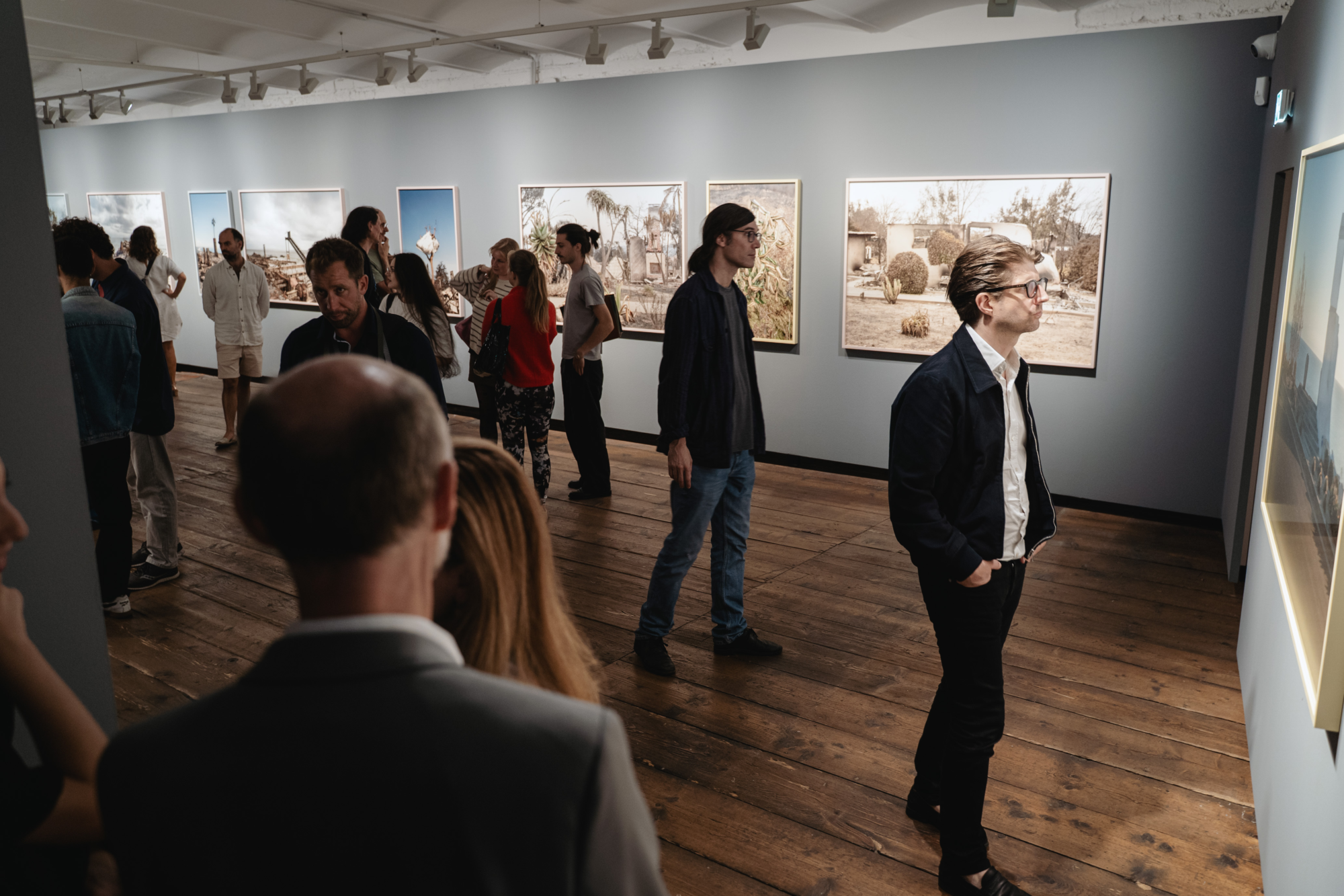 Personen bewegen sich in der Ausstellung
