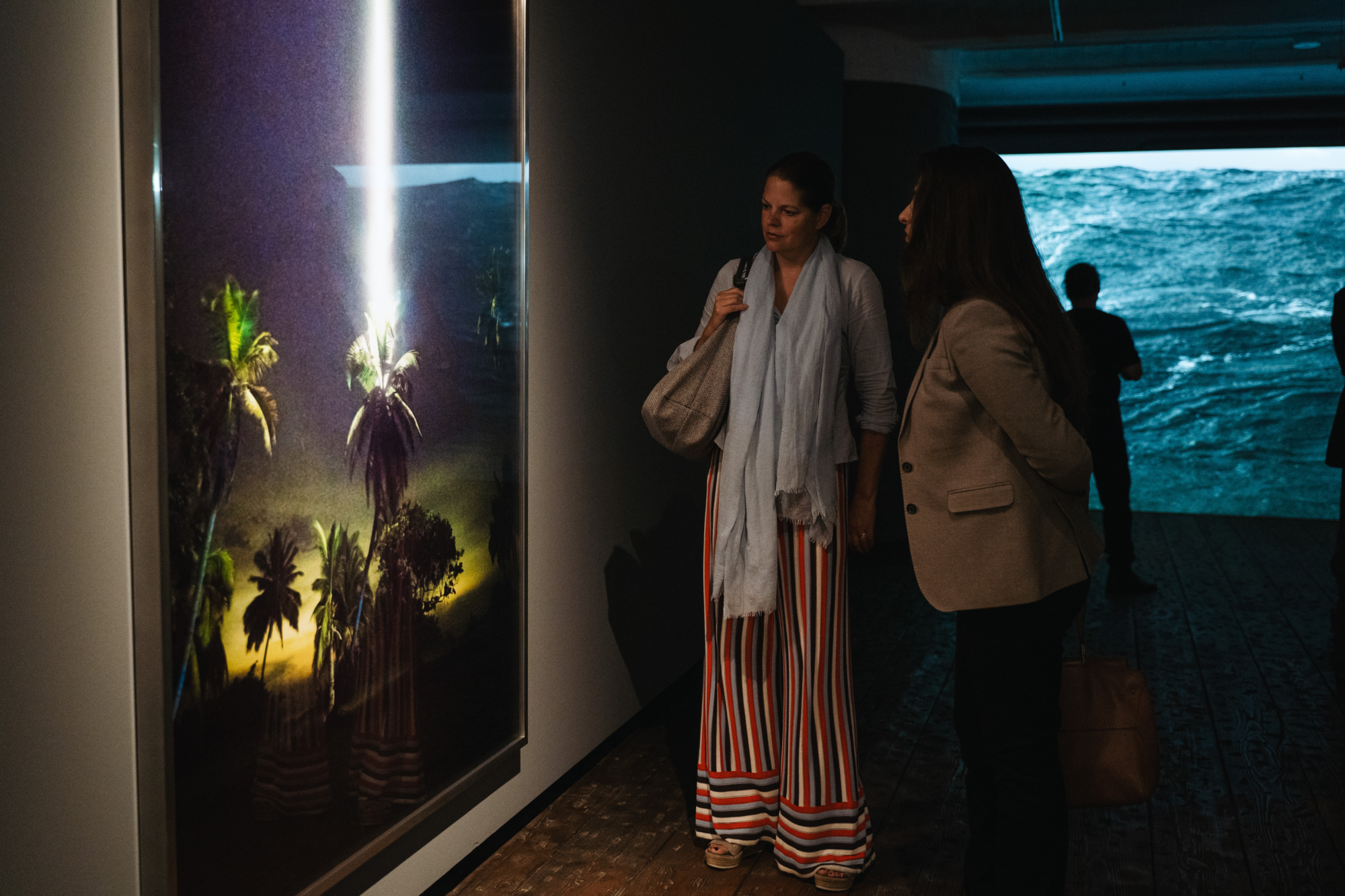 Personen betrachten Kunstwerk