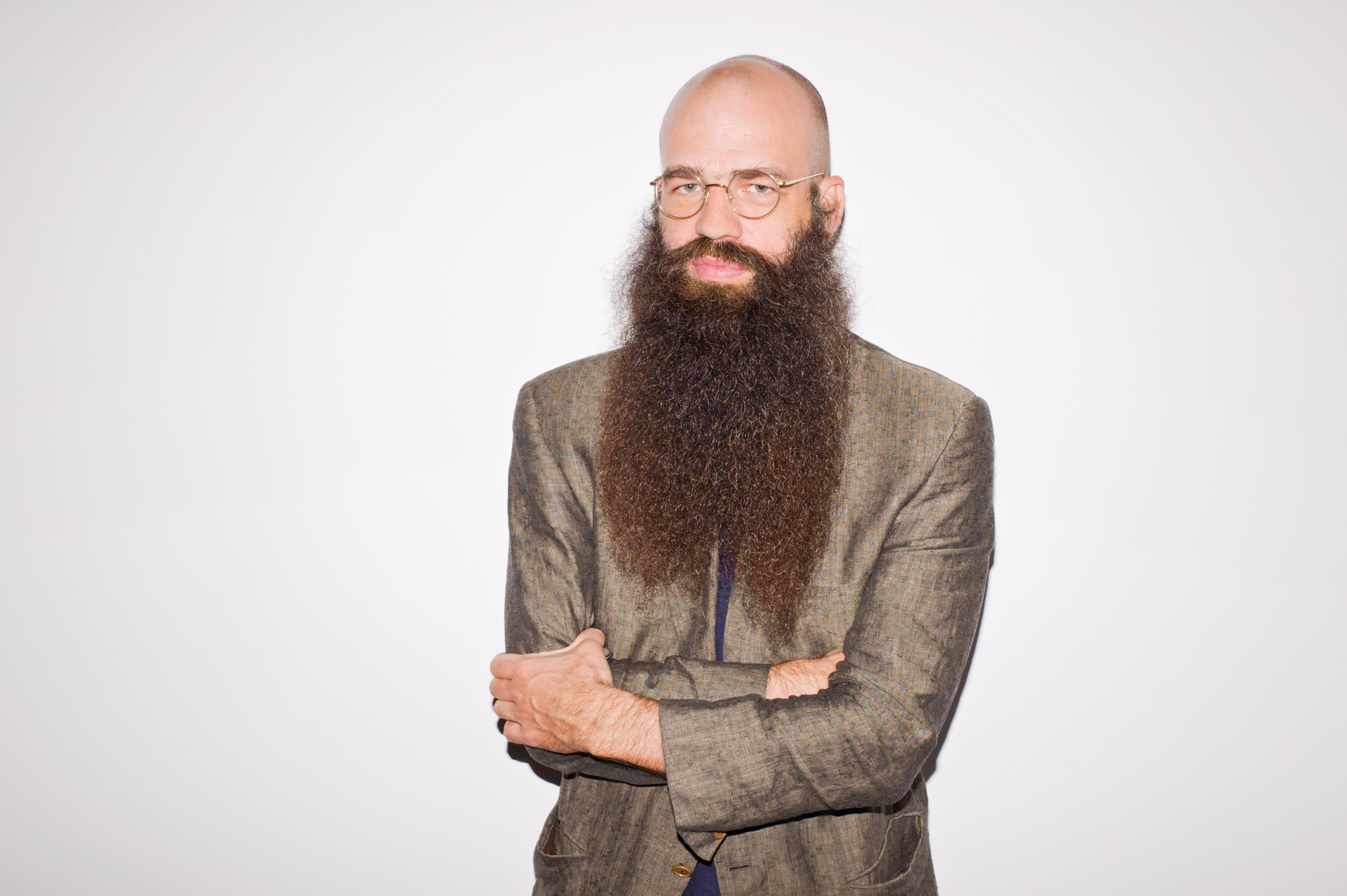 Portrait Bild von Julius von Bismarck mit langem Bart verschränkten Armen und Brille