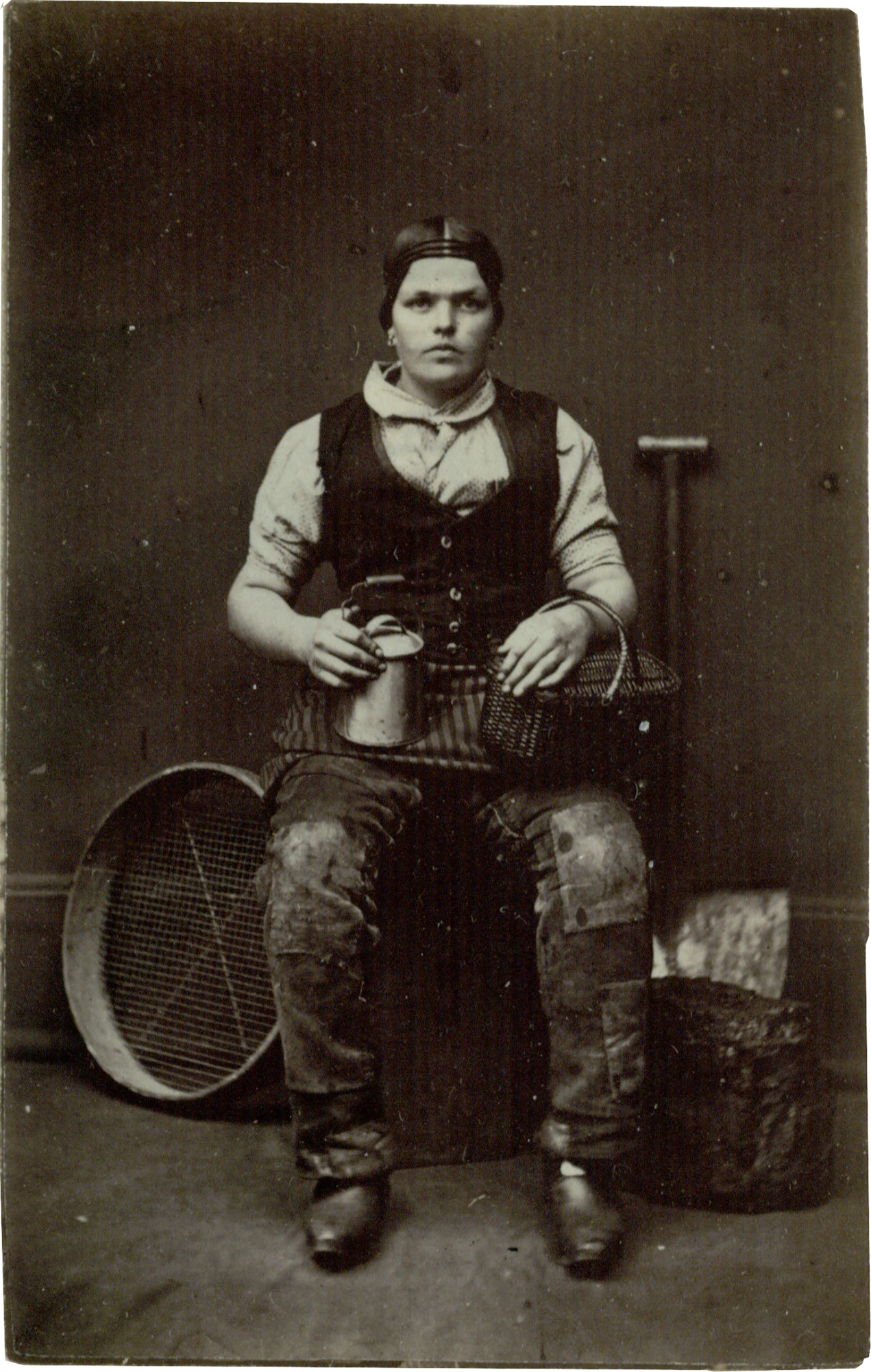 Foto as den 1860er Jahren von einer sitzenden Minenarbeiterin