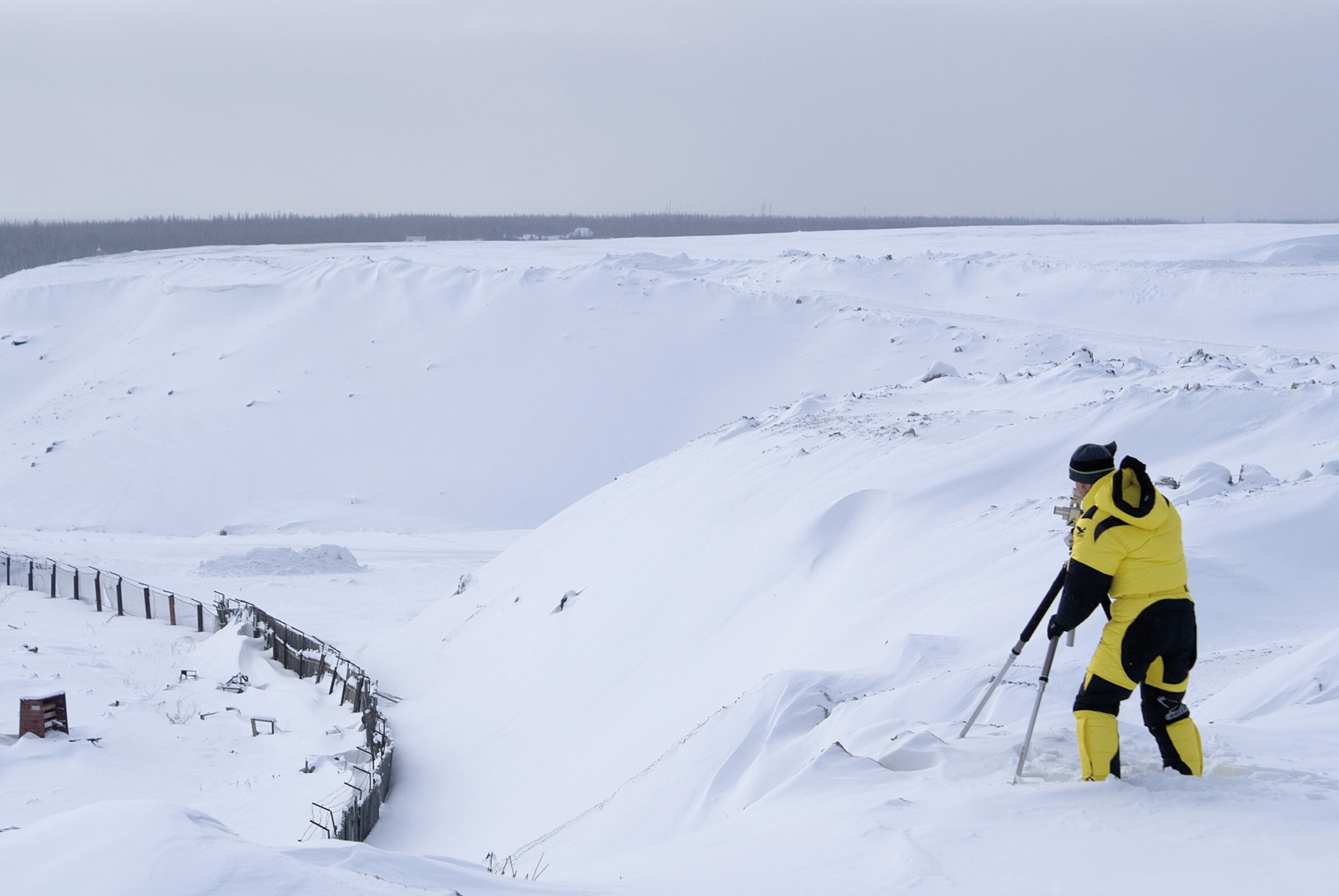 Der Künstler Gregor Sailer wandert mit Trekkingstöcken durch tiefen Schnee