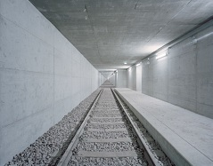 Leerer U-Bahn-Tunnel mit einem kargen, an die kommunistische Ära erinnernden Architekturstil
