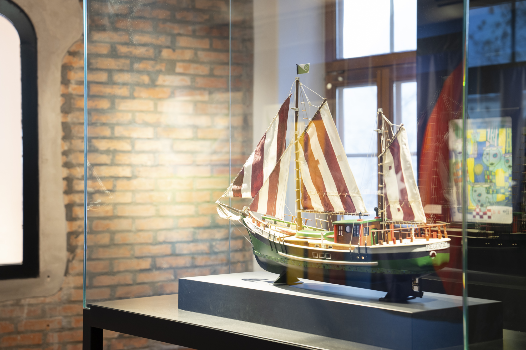 Model des Schiffes Regentag in einer Glasvitrine