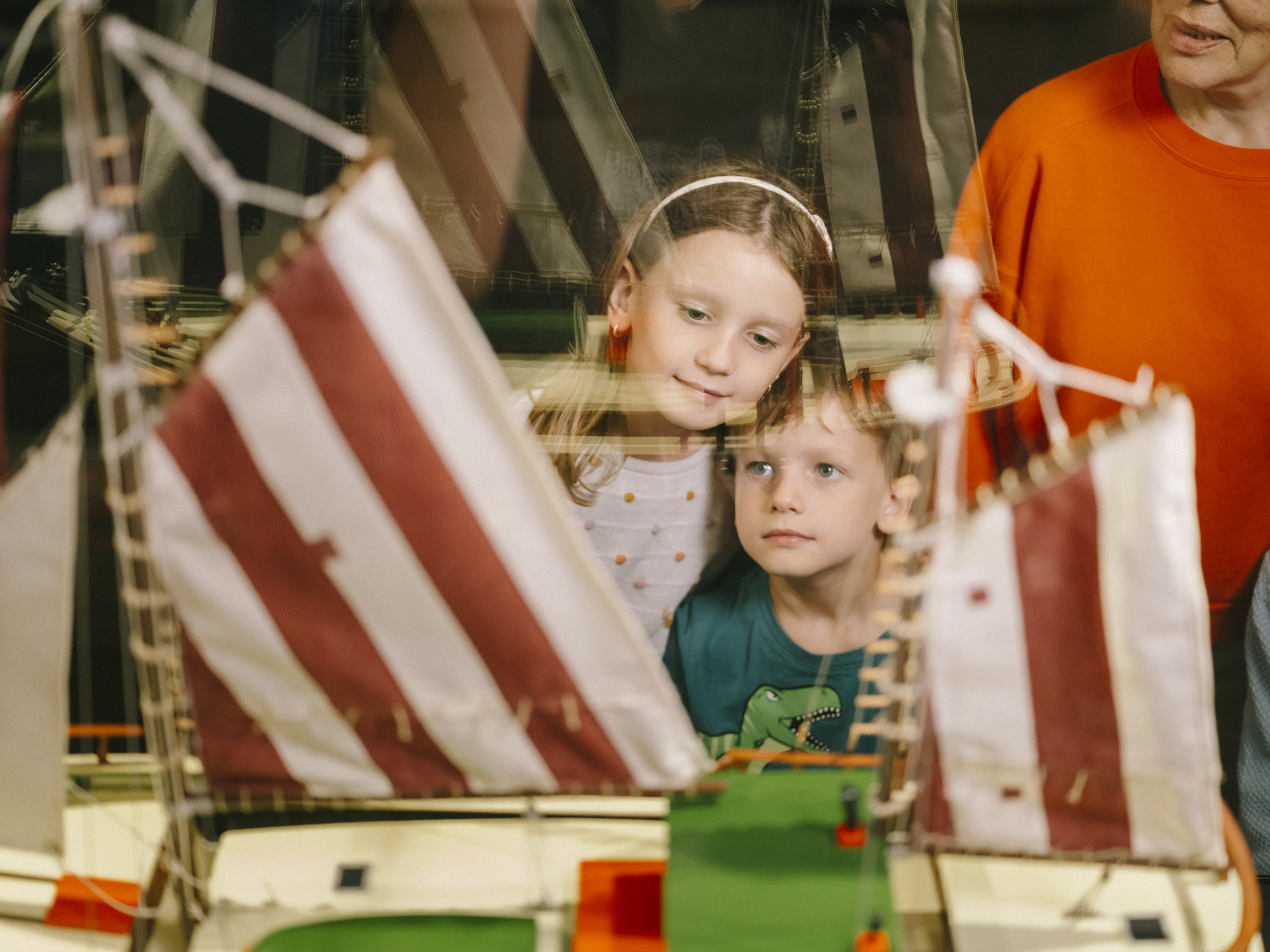 Kinder betrachten ein Kunstwerk